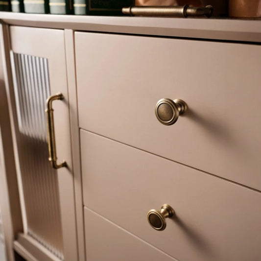 Falkebo Knopp – Klassisk Möbelknopp i Antik Mässing