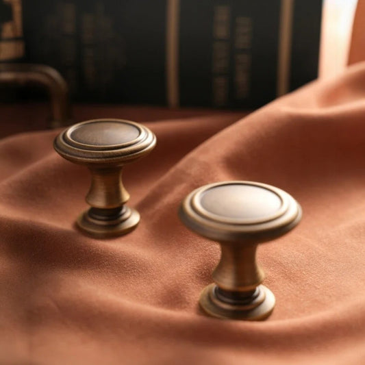 Falkebo Knopp – Klassisk Möbelknopp i Antik Mässing