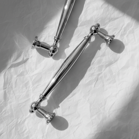 Två Vireda kromhandtag med djupt dramatiskt ljus