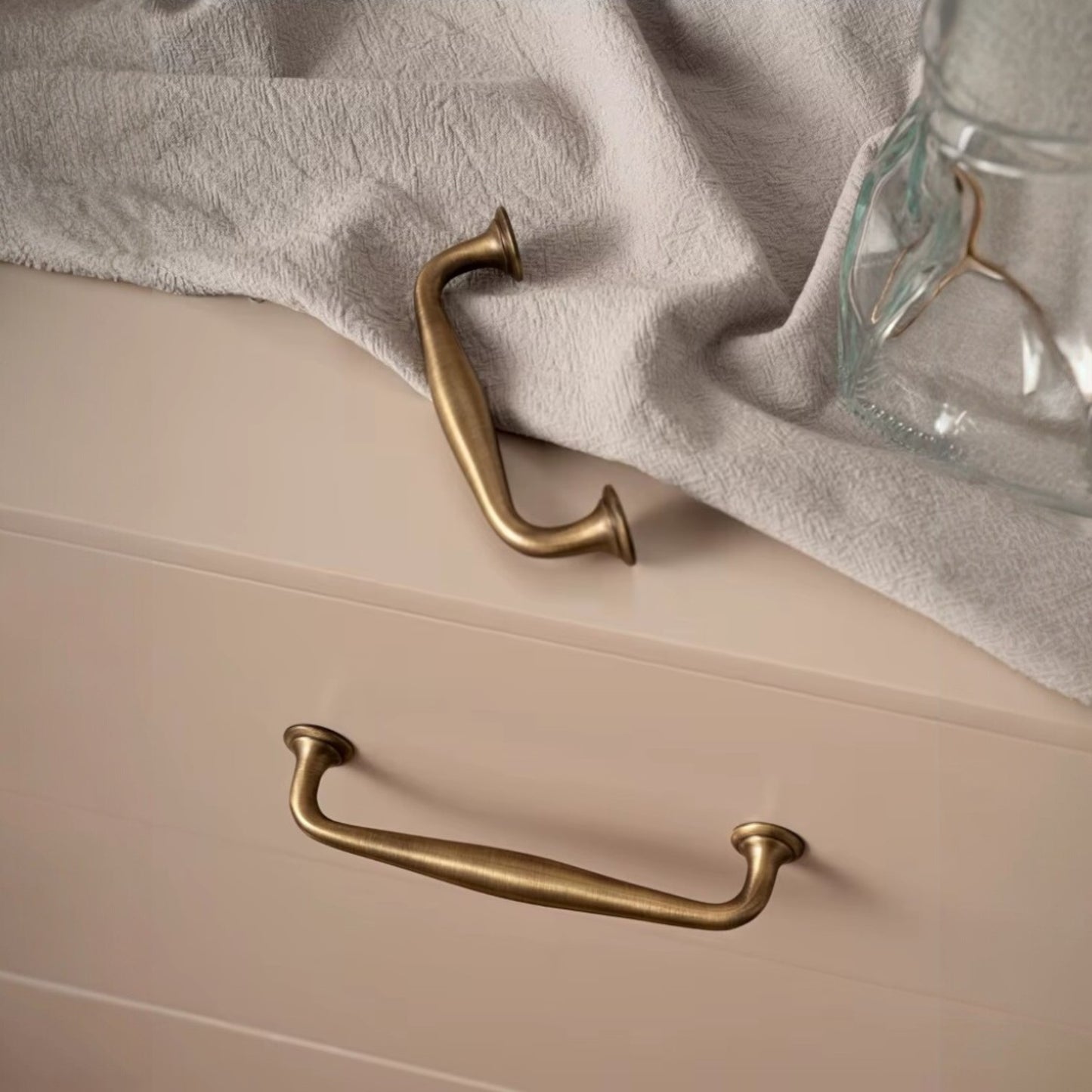 Björkhult Möbelhandtag – Klassisk Stil i Antik Mässing