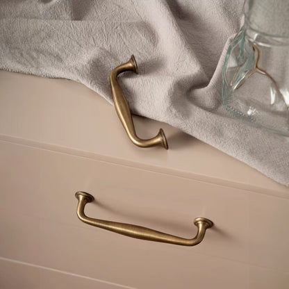 Björkhult Möbelhandtag – Klassisk Stil i Antik Mässing