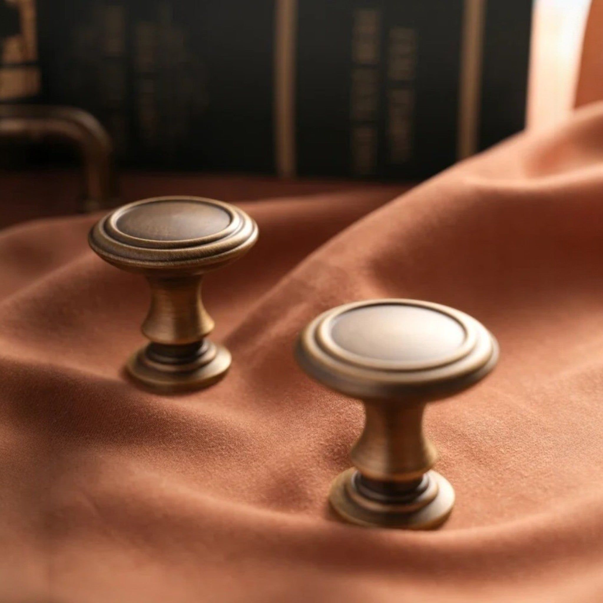 Falkebo Knopp – Klassisk Möbelknopp i Antik Mässing