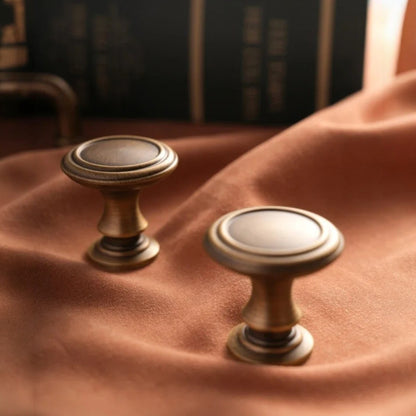 Falkebo Knopp – Klassisk Möbelknopp i Antik Mässing