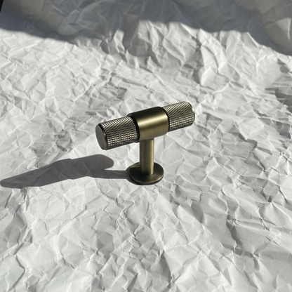 Bronshandtag på vitt prassligt papper