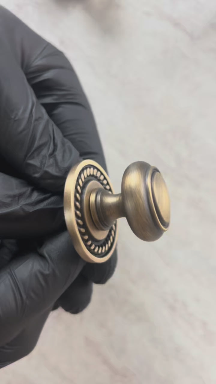 Vireda Knopp med Rund dekorplatta – Antik mässing