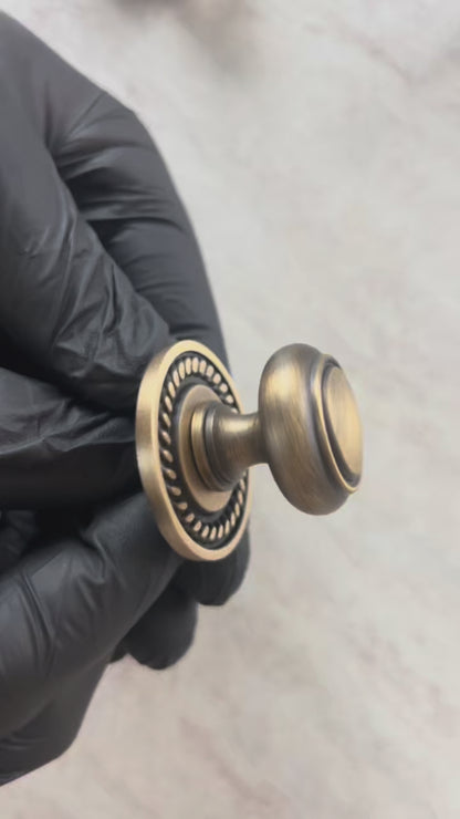 Vireda Knopp med Rund dekorplatta – Antik mässing