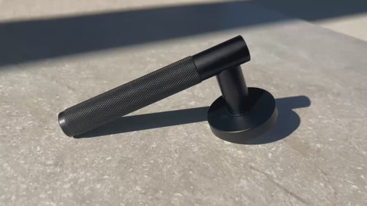 Norrvik Innedörrhandtag – Mattsvart Industriell Design med Räfflad Yta