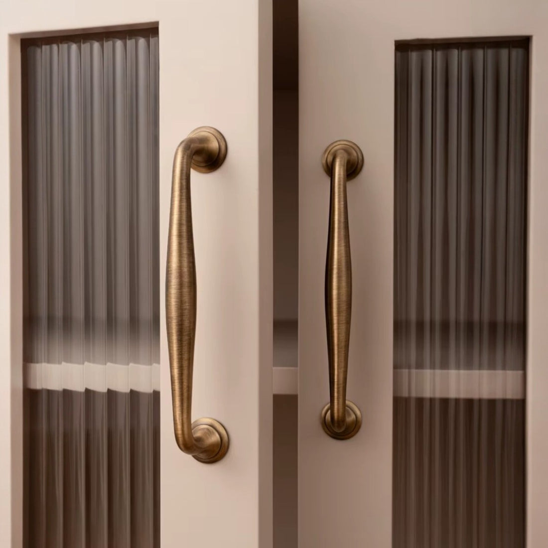 Björkhult Möbelhandtag – Klassisk Stil i Antik Mässing