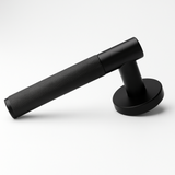 Norrvik Innedörrhandtag – Mattsvart Industriell Design med Räfflad Yta