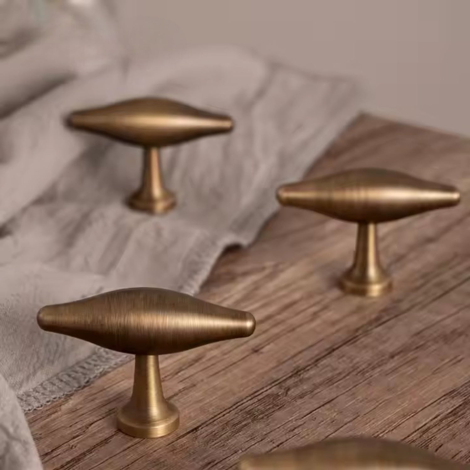 Björkhult T-Knopp i Mässing – Antique Brass