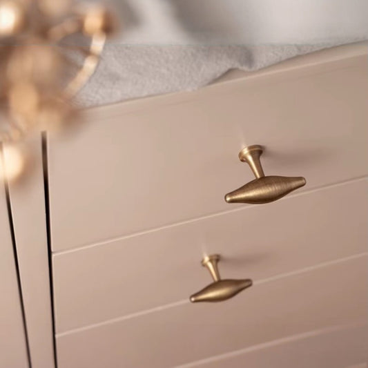 Björkhult T-Knopp i Mässing – Antique Brass