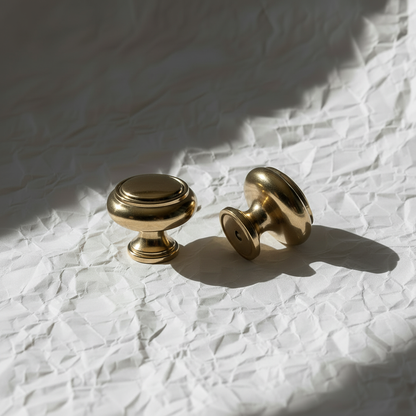 Två identiska Vireda mässingknoppar