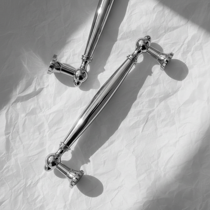 Två Vireda kromhandtag med djupt dramatiskt ljus